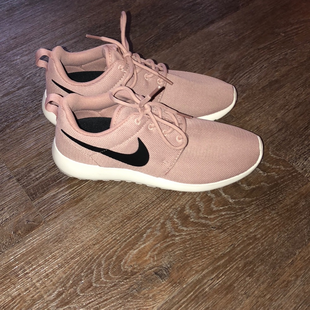 EUC Nike Roshe One Sneakers